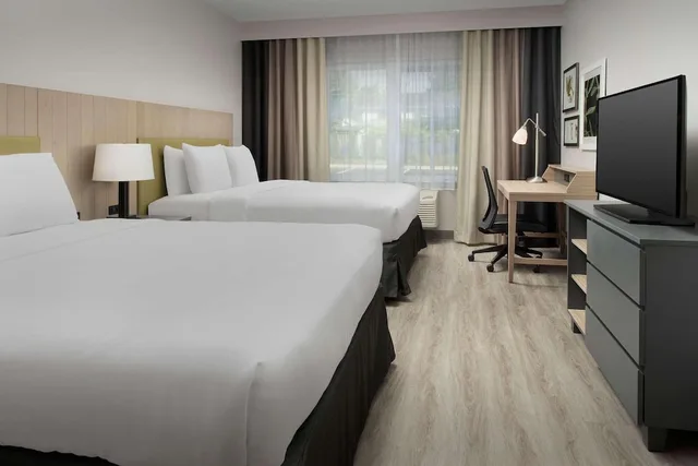 غرفة كبيرة بسريرين كوين، Country Inn & Suites by Radisson Seattle Tacoma International Airport, WA 1/2