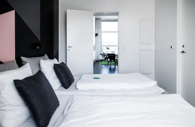 3 Bedrooms, Penthouse, 3 Double Beds, Partial Lake View, Sofa, Balcony، Kolding Hotel Apartments 5/8