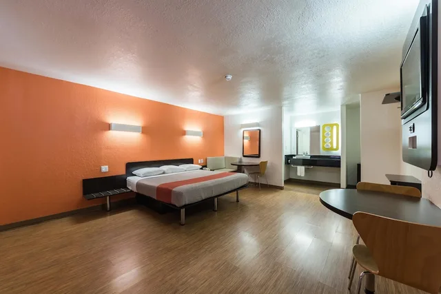 غرفة قياسية بسرير كينج بمطبخ صغير، Motel6 Uvalde, TX 6/10