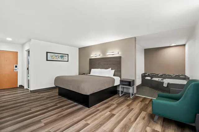 غرفة بسرير كينج بجاكوزي، Quality Inn & Suites Biloxi - Ocean Springs 2/7