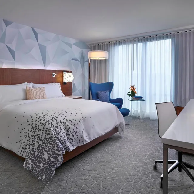 غرفة بسرير كينج أو سرير مزدوج، RENAISSANCE EDMONTON AIRPORT HOTEL 2/5