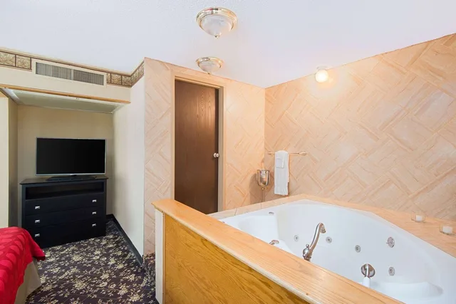 جناح بسرير كينج مع أريكة بحوض جاكوزي، The Eddie Hotel Gillette 4/4