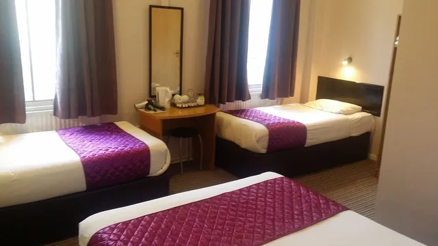 غرفة رباعية بسرير مزدوج وسريرين منفصلين، Arriva Hotel 3/10