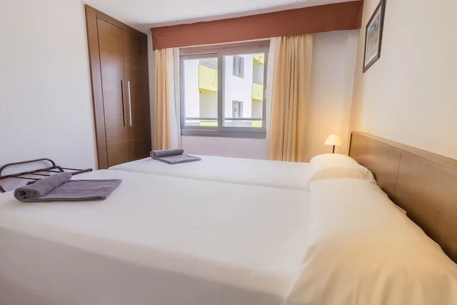 غرفة بريميوم بسرير مزدوج بإطلالة على المسبح، Hotel LIVVO Corralejo Beach 1/4
