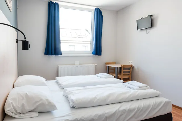 Room, Single, Twin Beds, a&o Wien Hauptbahnhof 7/10