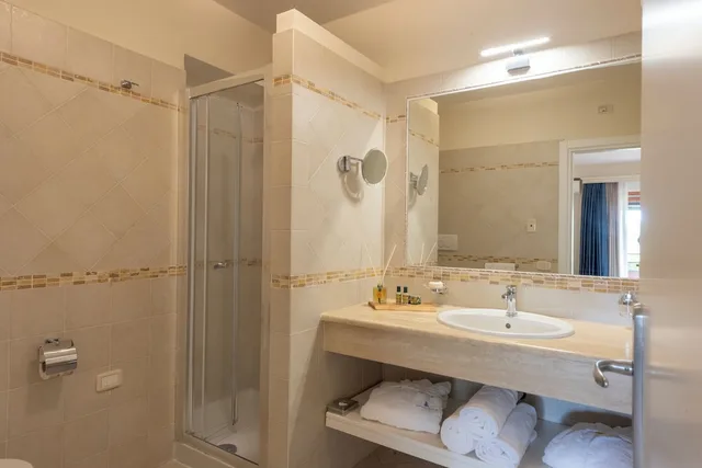 غرفة كلاسيكية بسرير كوين بإطلالة جزئية على البحر، Hotel Torre Di Calapiccola 3/3