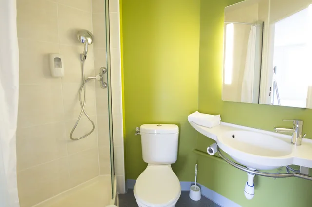 غرفة رباعية بسرير مزدوج وسريرين منفصلين، B&B HOTEL Auxerre Moneteau 2/3