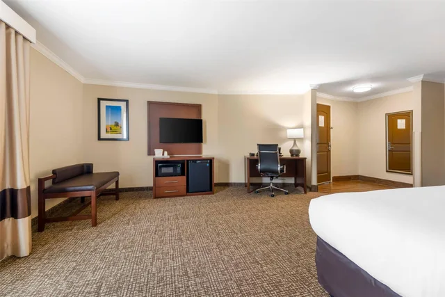 Suite, King Bed, Comfort Suites Elizabethtown 3/4