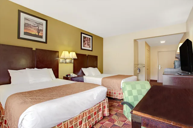 غرفة قياسية بسريرين كوين للمدخنين، Days Inn Suites By Wyndham Ridgeland 1/5