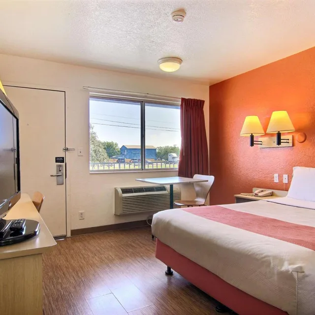 1 Queen Bed - ADA/Tub/Micfridge, Motel6 San Angelo, TX 4/10