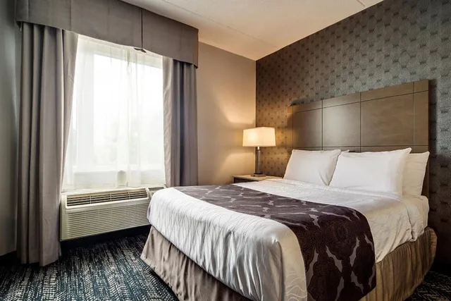 جناح بسرير كينج وسرير كوين بحوض جاكوزي، Monte Carlo Inn Brampton Suites 1/10