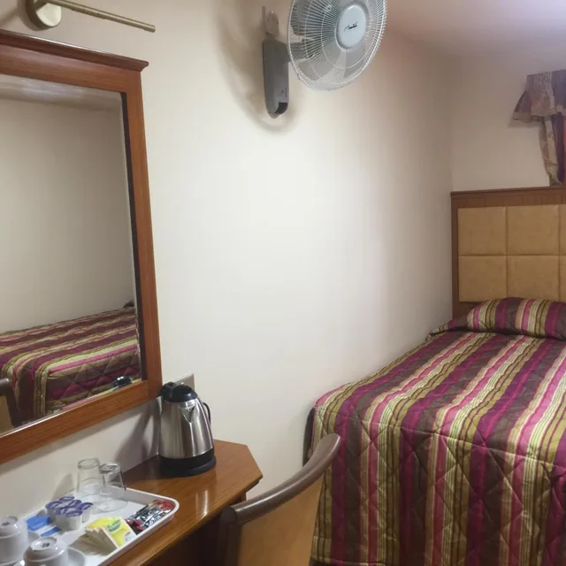 غرفة رباعية، White House Hotel London 4/10