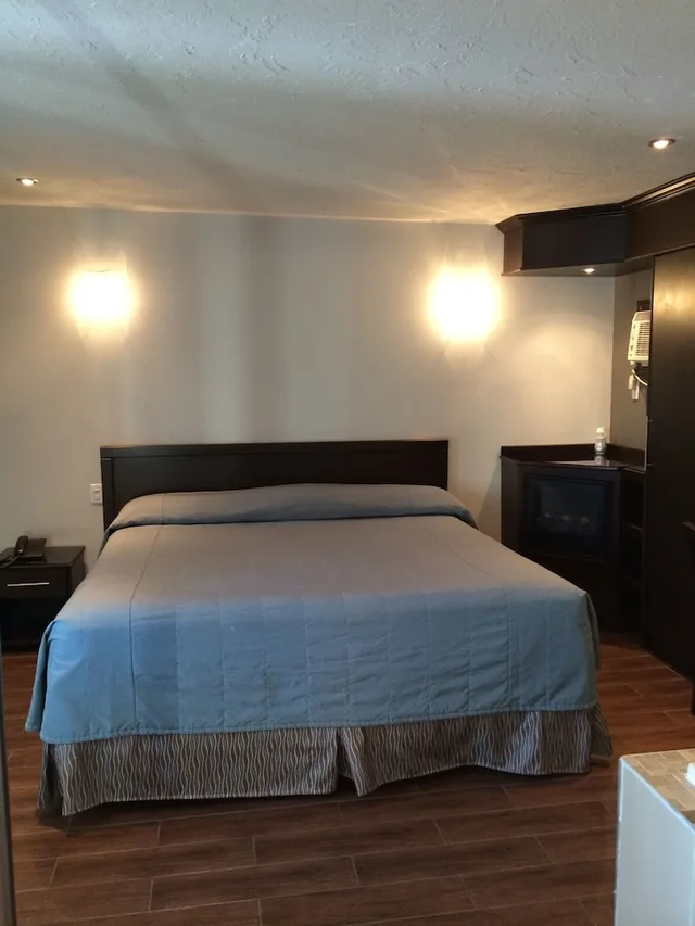 غرفة ديلوكس بسرير كوين بجاكوزي للمدخنين، Olux Hotel Motel Suites 1/3