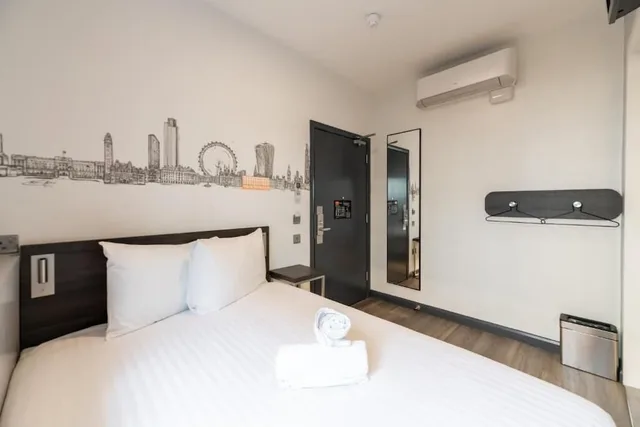 غرفة بسرير مزدوج لذوي الإعاقة، easyHotel London Victoria 1/6