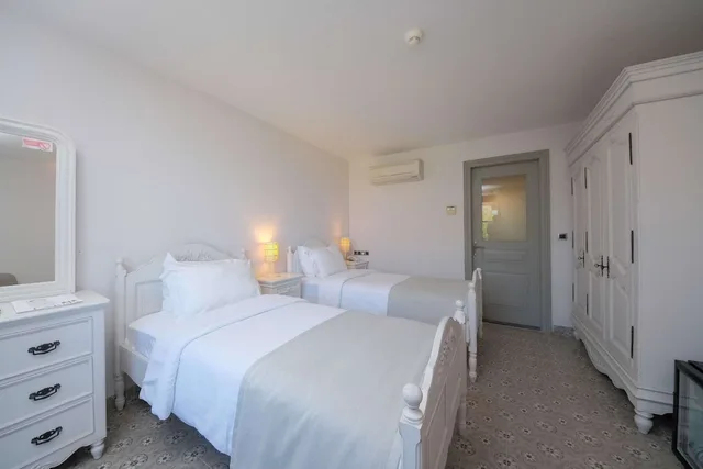 غرفة بسريرين منفصلين بإطلالة على البحر بشرفة، Cunda Labris Hotel 3/4
