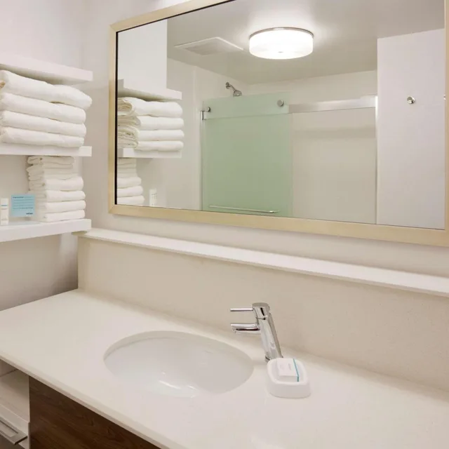 Room, King Bed, 2 Queen Beds, Accessible, Hampton Inn Bloomington West 3/5