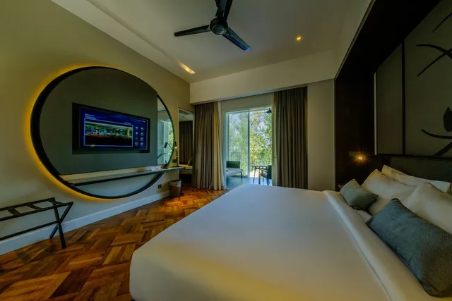 غرفة ديلوكس بسرير كينج بشرفة، Lone Pine Penang a Tribute Portfolio Resort 4/9