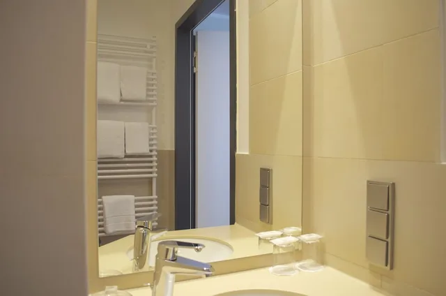 غرفة قياسية بسريرين منفصلين، Augusten Hotel 4/4