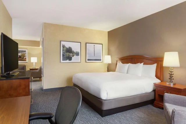 جناح بسرير كينج بغرفتين مع أريكة، Doubletree By Hilton Detroit Novi 2/2
