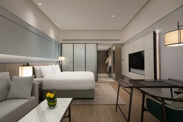 غرفة قياسية بسرير كينج مع دخول صالة النادي في طابق مرتفع، HUALUXE Leshan by IHG 3/4