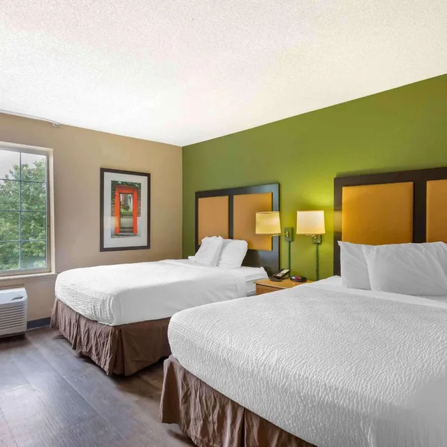 غرفة بسرير كينج وسريرين كوين بمطبخ، Studio 6 Extended Stay Memphis Airport TN 1/4