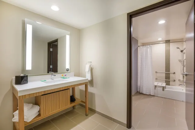 غرفة بسرير كينج مع أريكة لذوي الإعاقة، Hyatt Place Hampton Convention Center 2/2