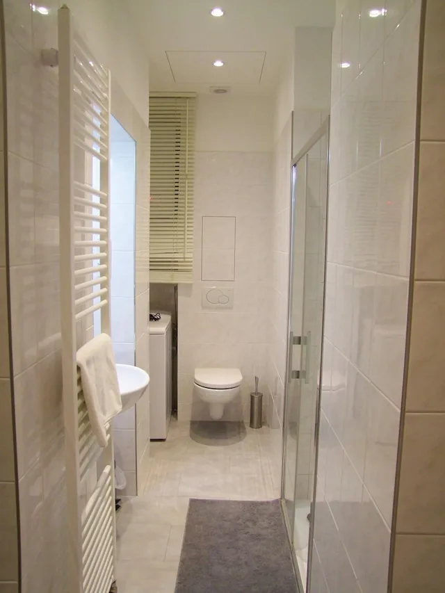 غرفة ثلاثية بسرير مزدوج وسرير فردي بغرفة نوم واحدة بمطبخ صغير، OLD TOWN SQUARE APARTMENTS 6/6