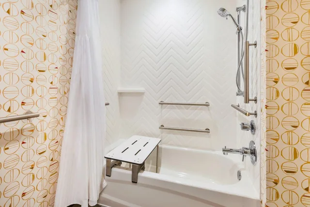 جناح بسرير كوين لذوي الإعاقة، Holiday Inn & Suites Toledo Southwest - Perrysburg 2/3