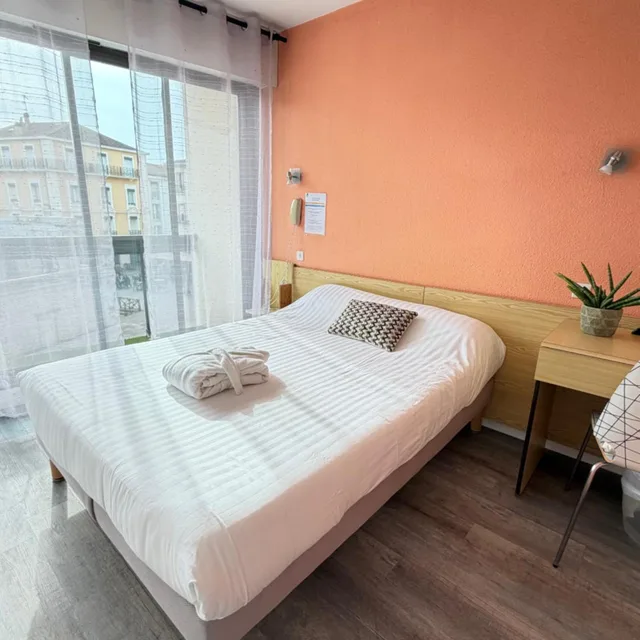 غرفة بسرير مزدوج بشرفة، Hotel Bains Sarrailh 1/6