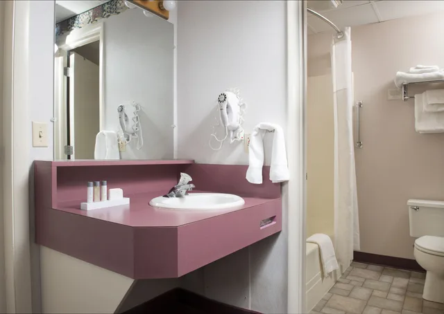 Standard, 2 Queen Beds, Pool Building, Bird-in-Hand Family Inn 2/2