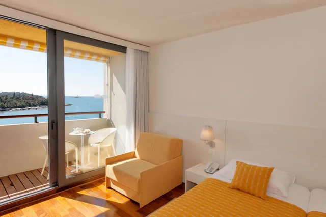 غرفة سوبيريور ثلاثية بسريرين منفصلين بإطلالة على البحر بشرفة مع أريكة، Island Hotel Istra 5/9