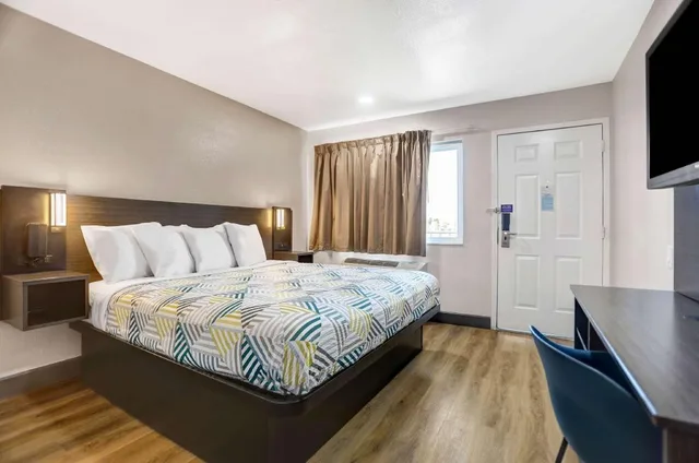Room, King Bed, Motel6 San Bernardino, CA - North 3/10