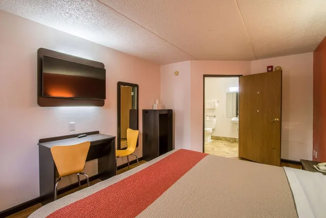 غرفة بسرير كينج لذوي الإعاقة لغير المدخنين، Motel6 Ashland, OH 8/10