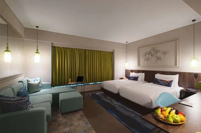 غرفة بسريرين منفصلين بإطلالة على المسبح مع أريكة، Hyatt Centric Candolim Goa 9/10