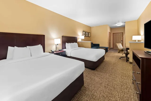جناح بسريرين كوين مع أريكة، Roanoke Suites 1/6
