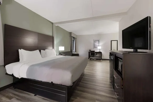 غرفة بسرير كينج لذوي الإعاقة، Quality Inn Merriam Kansas City 1/5