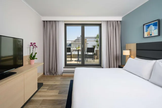 جناح بسرير كينج بغرفة نوم واحدة مع أريكة، Hilton Garden Inn Budapest 1/5