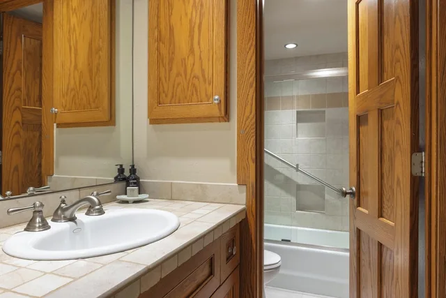 3 Bedrooms, Condo, Summit, 1 King and 4 Single Beds، Top of the Village - Destination Hotels & Resorts 2/3