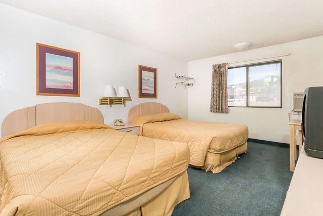Room, 3 Queen Beds, Knights Inn Payson 1/3