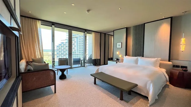 جناح بريميير بسرير كينج بإطلالة على البحر، New World Hoiana Beach Resort 2/7