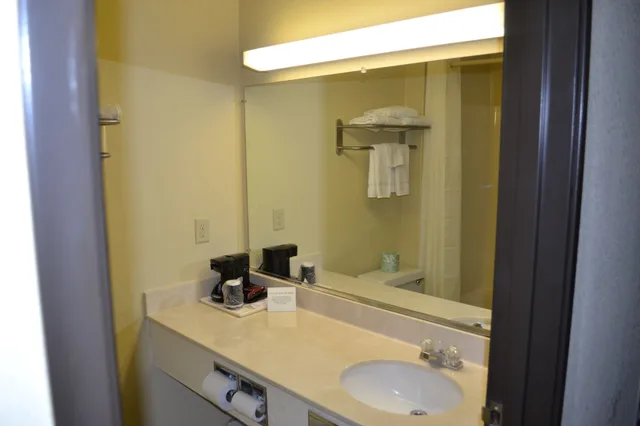 جناح بسرير كينج مع أريكة، Countryside Inn Suites Fremont 4/4