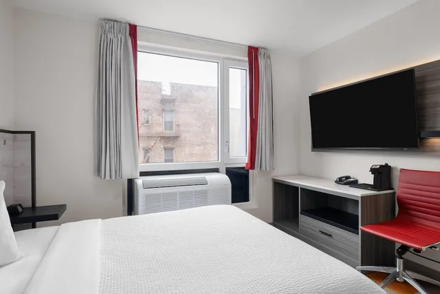 غرفة بسرير كوين لذوي الإعاقة، Ramada by Wyndham Brooklyn Near Flatbush 1/5