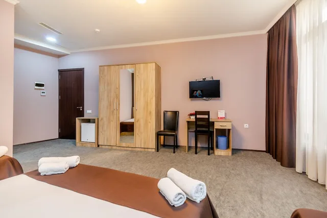 غرفة ديلوكس رباعية بسرير مزدوج وسريرين منفصلين بإطلالة على المدينة، HOTEL MARLYN 4/7