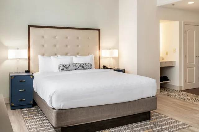 Upgrade, King Bed، St Charles Coach House, Ascend Hotel Collection 7/10