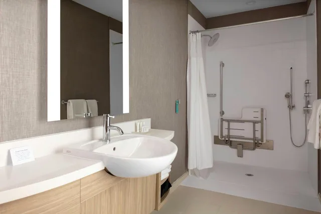 جناح استوديو بسرير كينج مع سرير سحّاب إضافي بحوض استحمام لذوي الإعاقة، SpringHill Suites Kansas City Airport 6/6