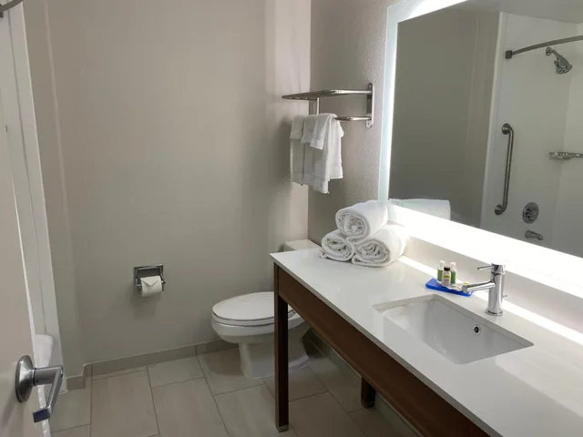جناح بسريرين كوين مع أريكة بمنطقة جلوس، Holiday Inn Express Blowing Rock South 7/8