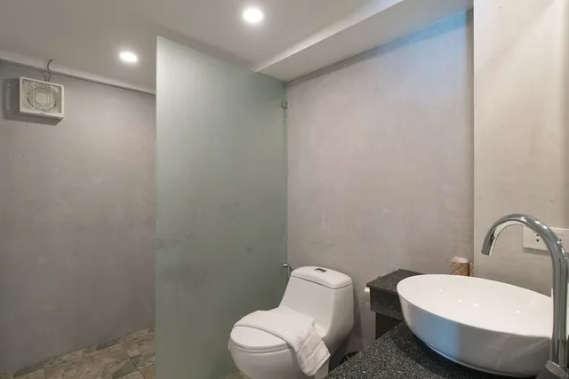 غرفة ديلوكس ثلاثية بسرير كينج وسرير فردي بإطلالة على البحر بشرفة، Destinaation Patong Boutique By The Sea 7/7