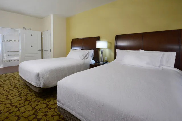 جناح بسريرين كوين لذوي الإعاقة، Hilton Garden Inn Greensboro Airport 4/9