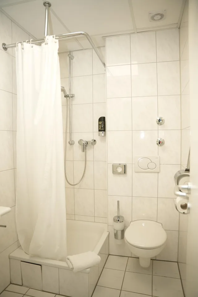 Room, Twin Beds, Weber Hotel Mannheim 2/7