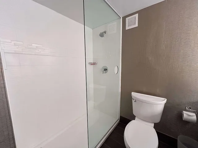 جناح بسرير كينج مع أريكة بمنطقة جلوس، Skyline Hotel Detroit Airport, SureStay Collection by BW 4/5